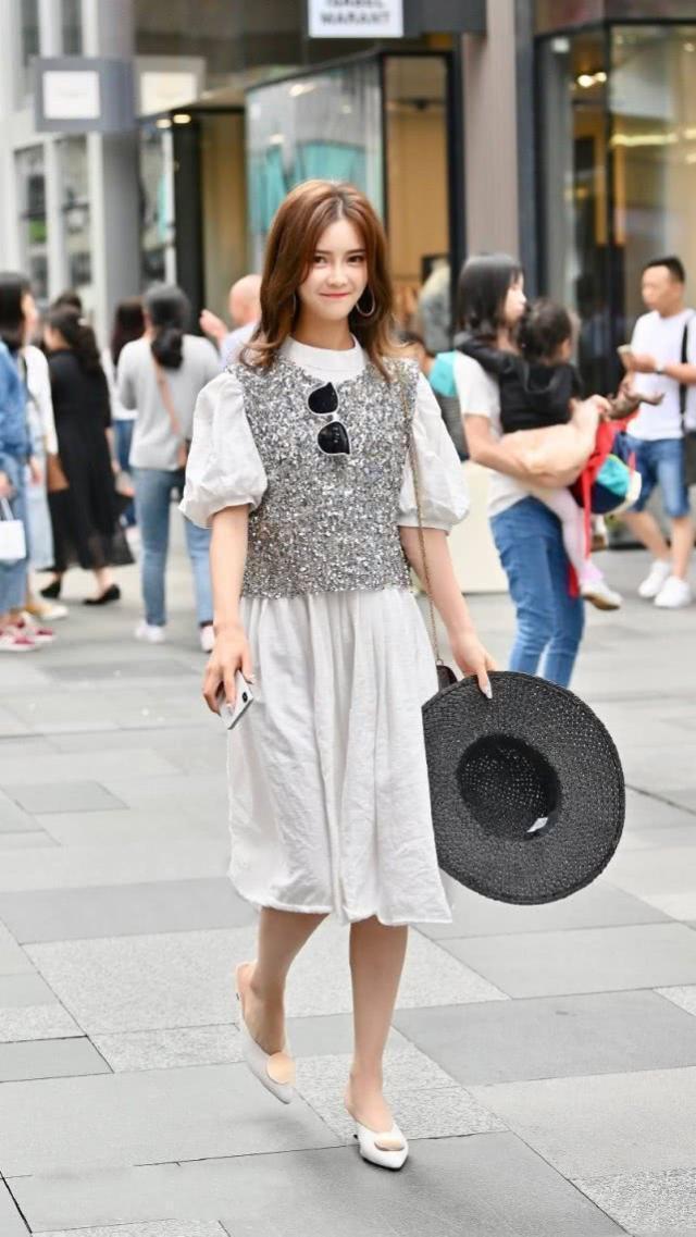 街拍:美女字母裙搭配针织衫,穿着呈现出唯美的姿态,优雅大方