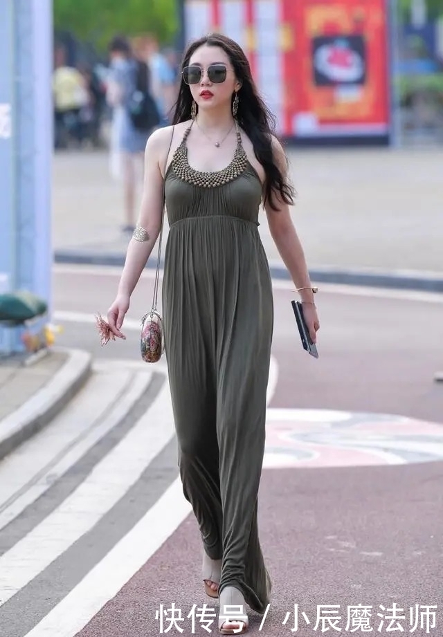 牛仔|路人街拍,清爽的牛仔热裤搭配橘色休闲衫,展现迷人身材