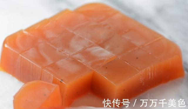 自制水果软糖：一碗果汁，锅中一倒筷子一搅，软嫩Q弹比买的好吃