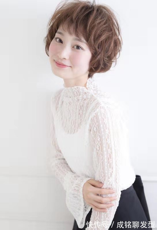 短发|女人过了四十，留短发要记住这“3不要”，不仅显脸大，还更显老