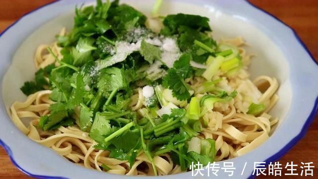 我家豆腐皮从不炒着吃,这样做更营养,我家一周做5次,真解馋