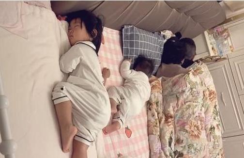 被子|“佛系父母”睡姿火了,夫妻相拥孩子却撇一边,网友:父母是真爱