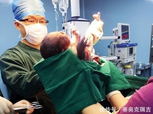 嫌弃|宝宝出生时像个“外星人”，被全家嫌弃，3个月后完美逆袭成团宠