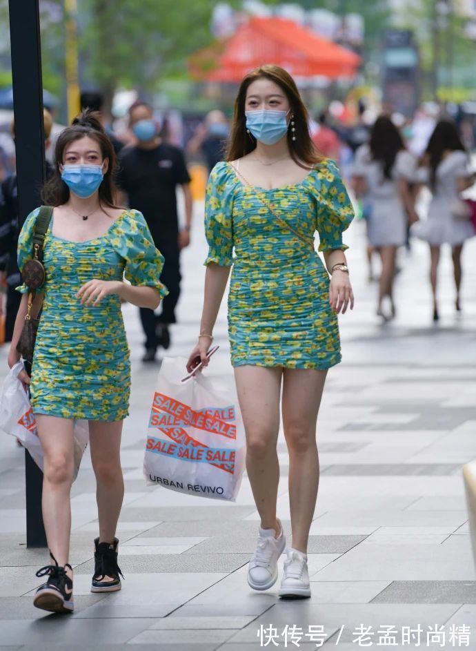 碎花裙|街拍:穿碎花裙的时尚女生