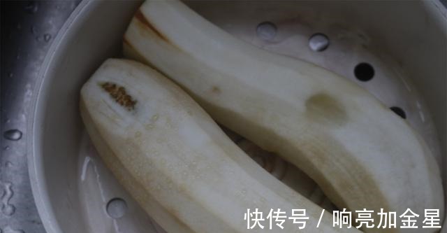 搅拌均匀|茄子换种吃法,一蒸二煎三焖,香味浓郁口感滑嫩,盖饭算一绝!