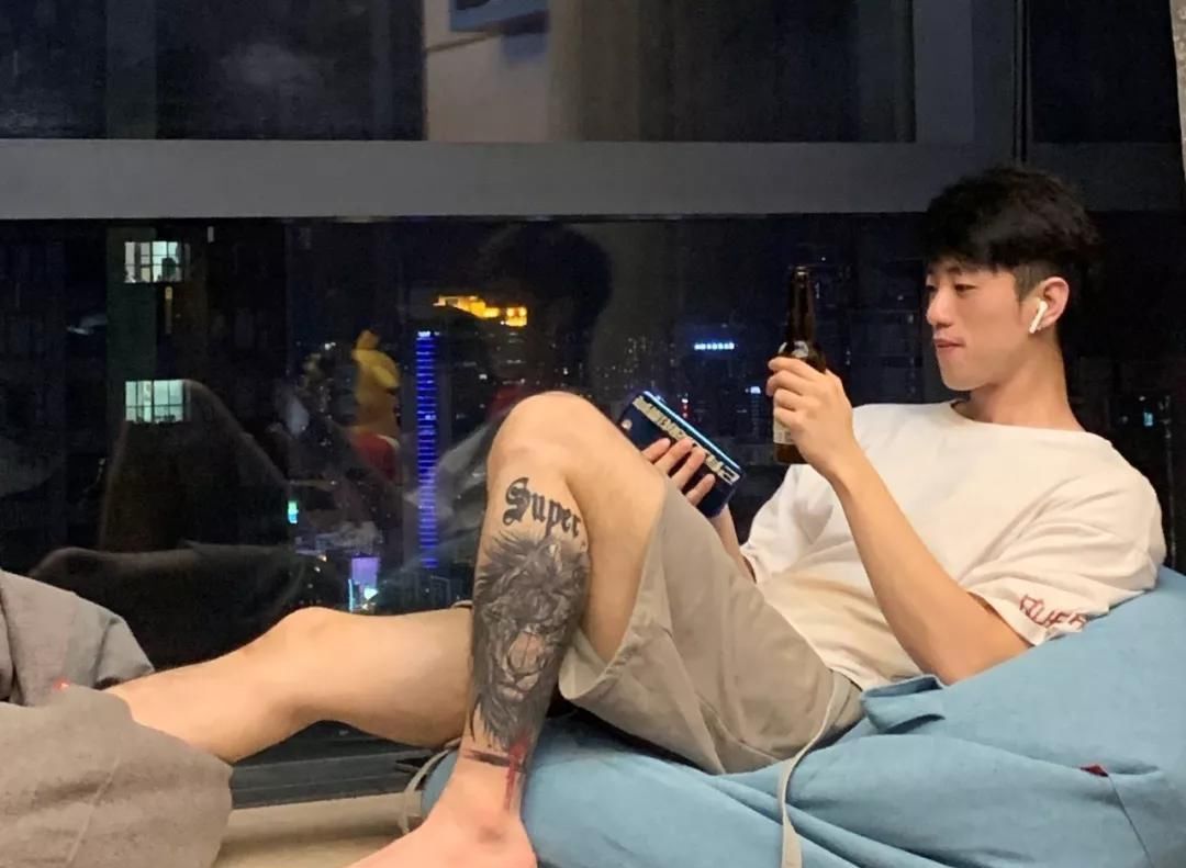 小蛮腰|186cm肌肉体育生，极致身材太诱人！撩衣健身照撩粉不断