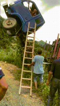 |搞笑GIF趣图：大哥，你这勺子和锅是不是连着蓝牙了啊?