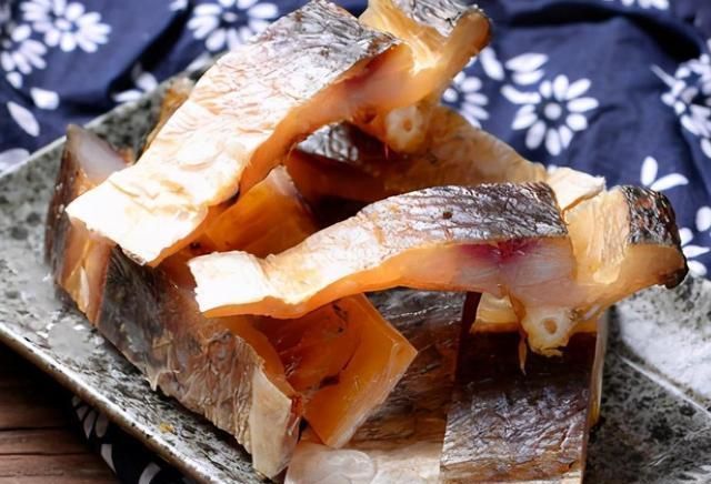 冬天|秋后,碰到草鱼我从不手软,一次买20斤,晒干存放,冬天吃特香