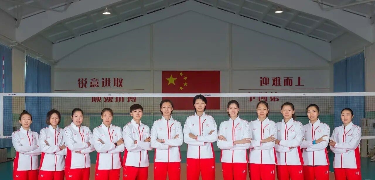 王茜|李盈莹享受王茜一样的待遇!天津女排夺冠王宝泉罕见拥抱爱徒庆祝