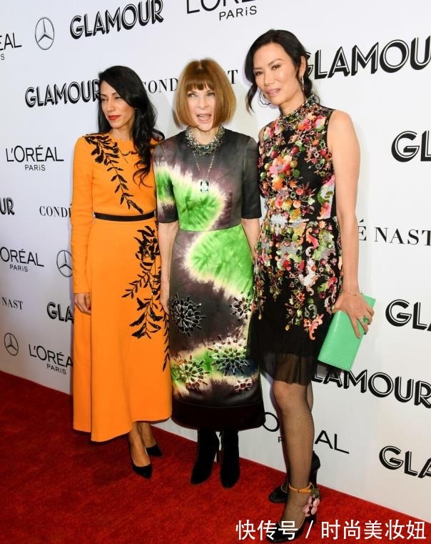 连衣裙 邓文迪越老越有“魅力”,穿印花连衣裙配渔网袜,状态不像53岁