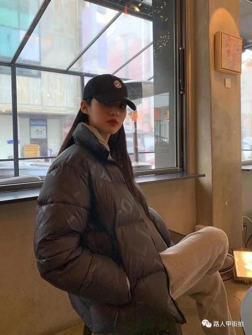 路人甲|【路人甲街拍】12-15/黑色羽绒服才是永不过时的冬季神款