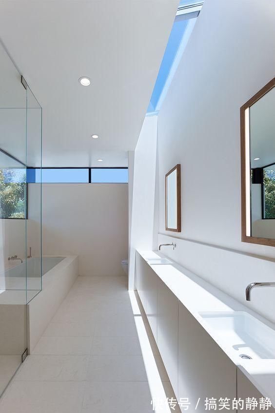 外墙|谁也别拦我留一拃宽玻璃在卫生间,15公分一排到底,采光亮堂堂