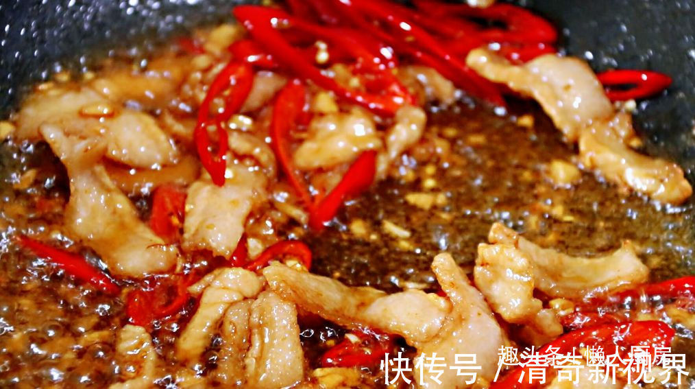 开胃|四季豆别只会清炒着吃，试试加点猪肉和辣椒一起炒，开胃又下饭