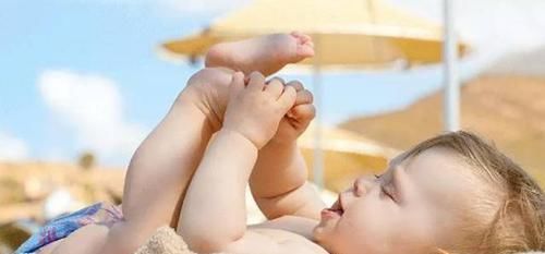 宝妈|宝妈忘给孩子做防晒,早起带娃去海边玩,晚上带回俩“国际友人”