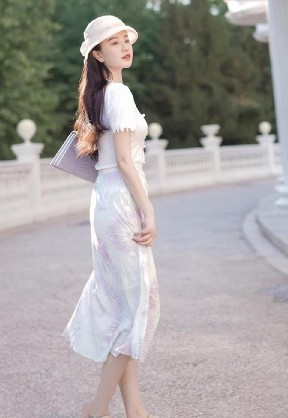 小姐姐|路人街拍，半身长裙搭一件一字领上衣，穿出了淑女的气质与魅力
