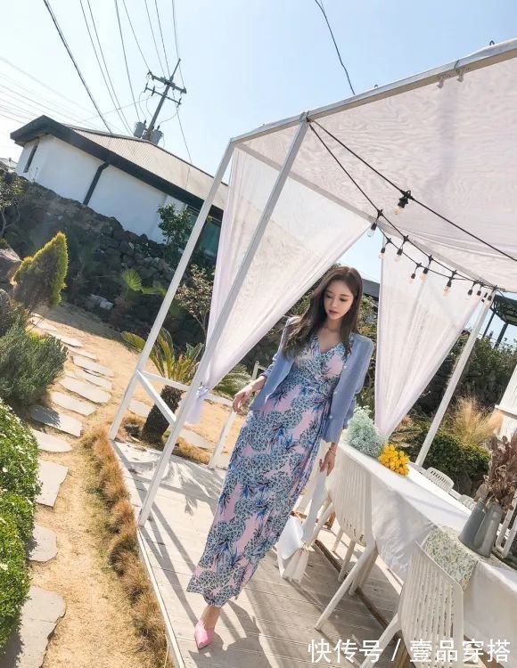 波西米亚|女神孙允珠高清时尚搭配:雅典钻蓝热带花簇波西米亚裙