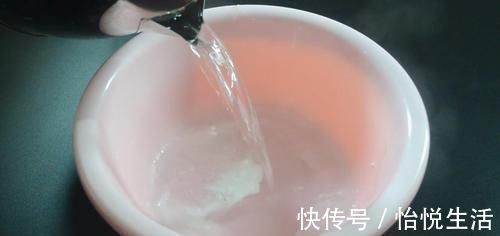 毛巾脏别再洗衣液洗, 洗的时候加一点它, 洗完毛巾就跟新的一样干净