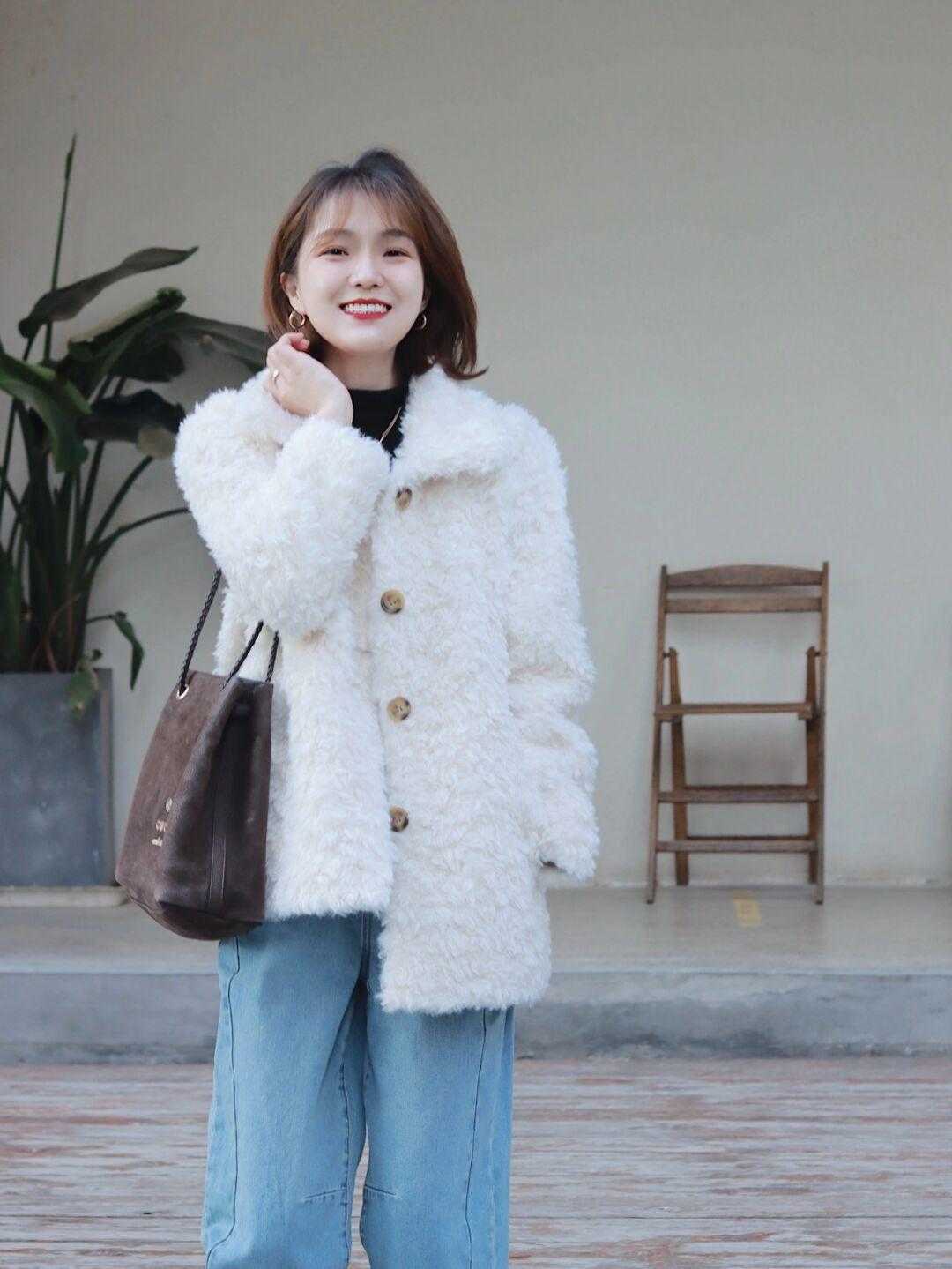 外套 羽绒服不流行了,今年更火的是“羊羔毛外套”,保暖舒适又百搭