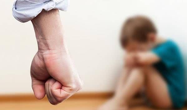 胡萝卜|10岁男孩口吐白沫,不治身亡,医生惋惜:孩子这个地方真的不能打