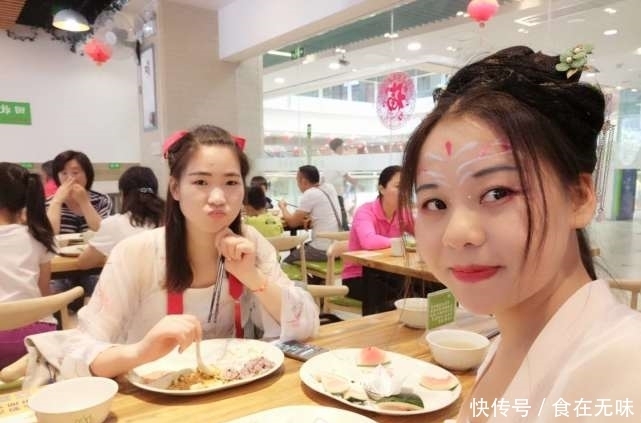 女大学生|女大学生每天穿汉服上课逛街,称“文化力量强大不在乎他人眼光