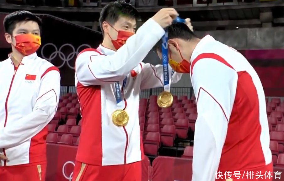 樊振東|馬龍假裝要戴兩塊金牌，許昕給樊振東加冕！央視：龍莽胖時(shí)代