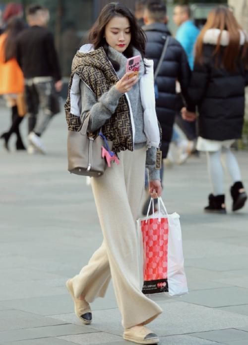 建议千万别扔掉你的“肥肥裤”,学学下面这样穿,立马让你潮炸天