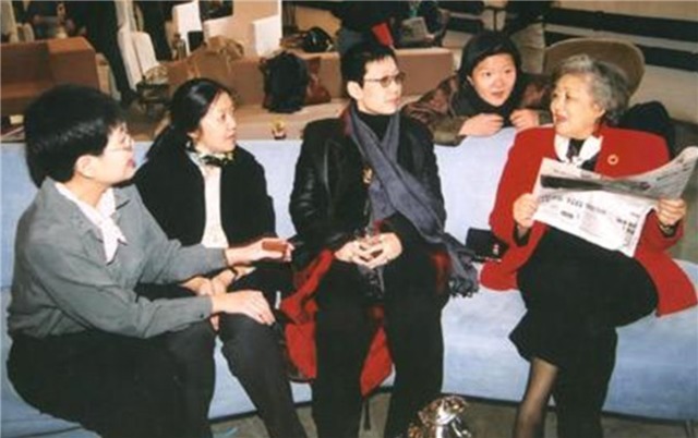 时尚$章含之:参加女儿洪晃的时尚活动,自己是全场唯一的时尚老太