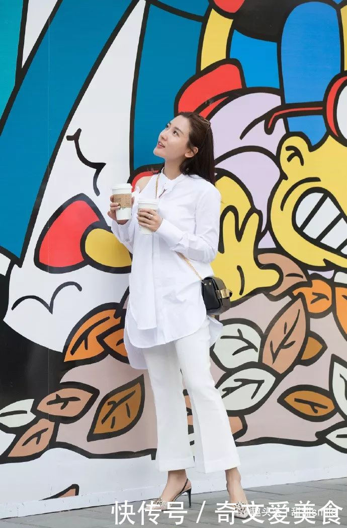 美女脚上穿上一双一字带的白色高跟鞋,清新靓丽又显气质