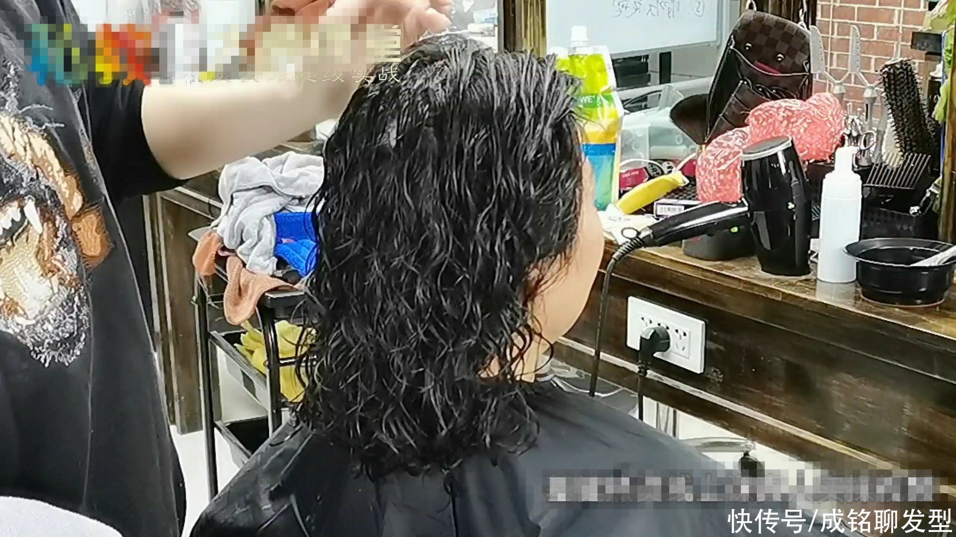 年过五十发量少怎么烫减龄？摩根烫+螺旋卷，蓬松洋气又显发量多