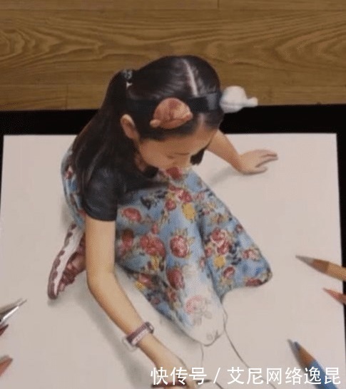 小女孩|小女孩画脚丫,网友们都等着她抬头,看到最后却直呼:被骗了!