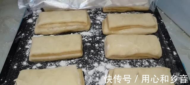 松软|这种创意油条做法，外皮酥掉渣，里面松软香甜，好吃又简单！