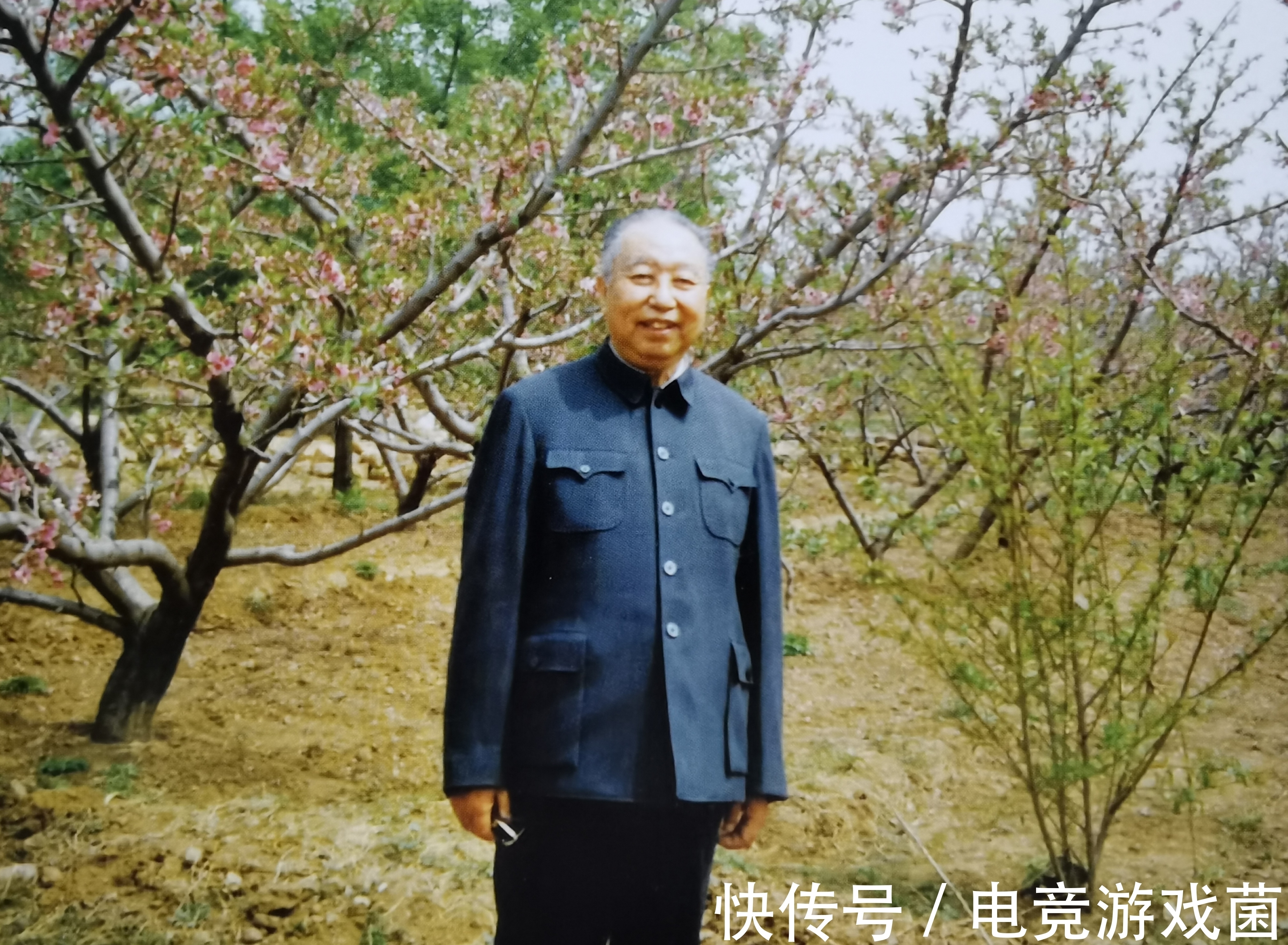 交城@华国锋晚年的最大爱好,在书房里挥毫泼墨,以书法结交各地朋友