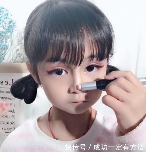 自制力|小学生“化妆”火了,模仿妈妈上粉底、眼影,看到“成品”后爱了