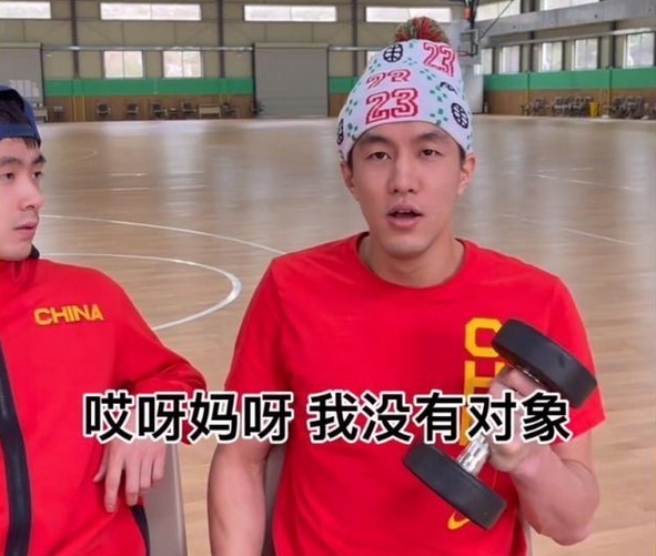 辽宁队|尴尬!赵继伟喊郭艾伦吃饭,他却给对象打电话,继伟:你没有对象