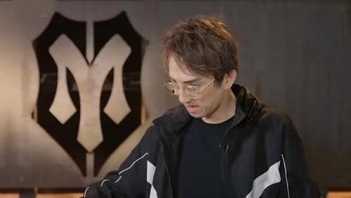 人气排名跃居第一，反超“大魔王”张淇，这位50岁型男凭啥这么横
