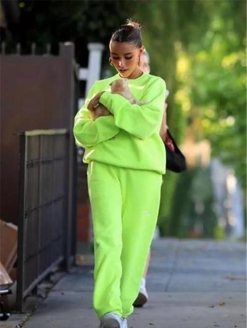 容易显老的4种颜色,皮肤黄的女生总爱穿,显老没气质,被人笑话