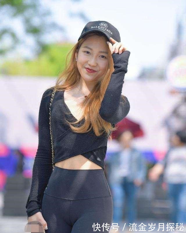 穿搭 白色打底裤搭配灰色上衣,搭配出不同的风格,完美的切换穿搭!