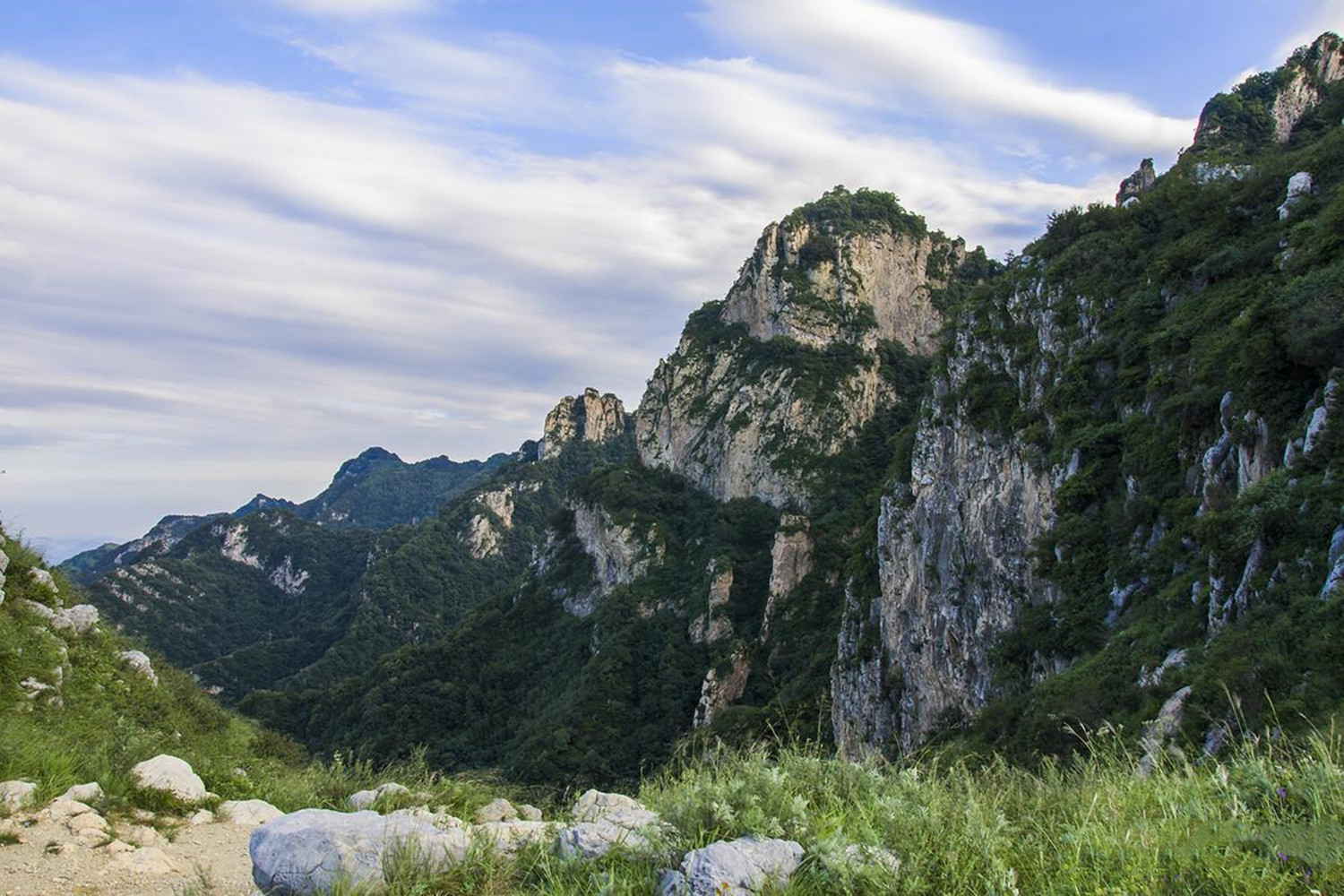 河北有一座以神仙命名的山，曾是五岳之一，身处三县交界之处