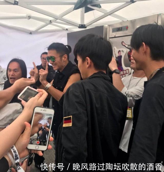 谢霆锋美食摊位卖“屎”小食,本人亲手制作,看到形状后没人敢买