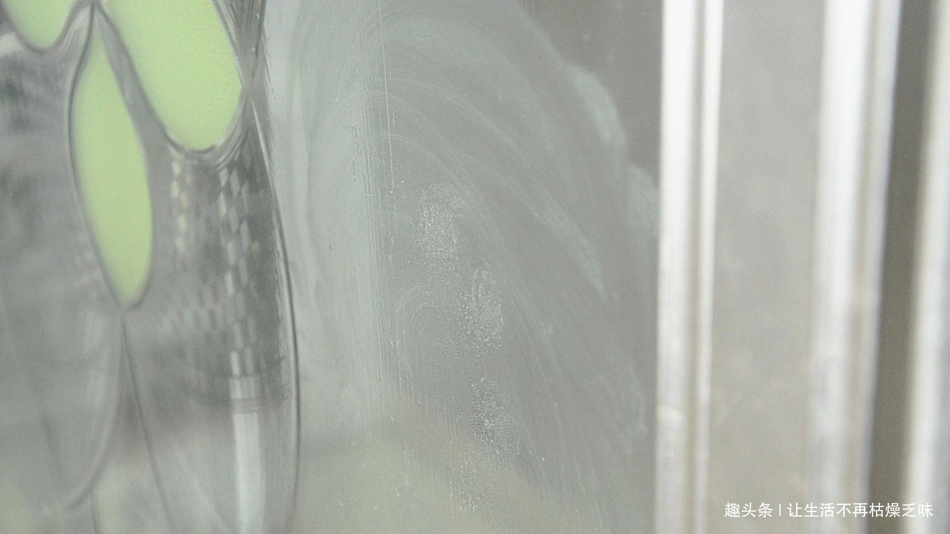 玻璃太脏别用水擦,教你一个诀窍,擦完非常干净,一点灰尘不留