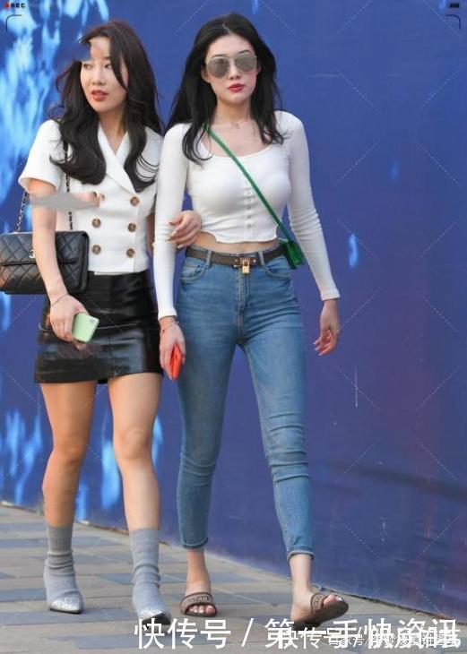 身段 高腰牛仔裤搭配白色紧身衣,贴身且舒适,尽显曼妙身段