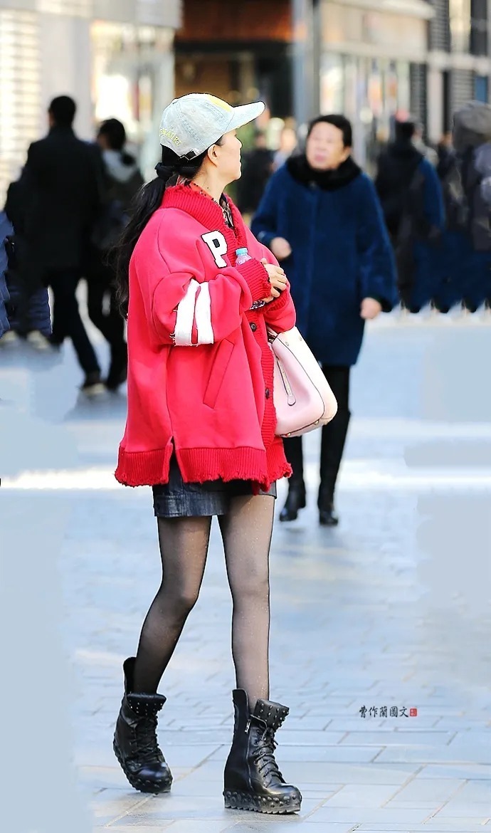 美女|街拍组图:冬装美女,露出少许黑丝,已足够时尚前卫