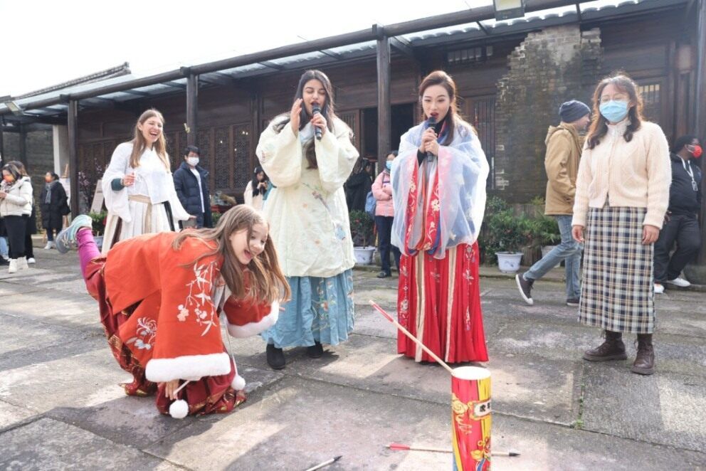 年味|“我在宁波过大年” 国际友人沉浸天童老街体验宋韵年味