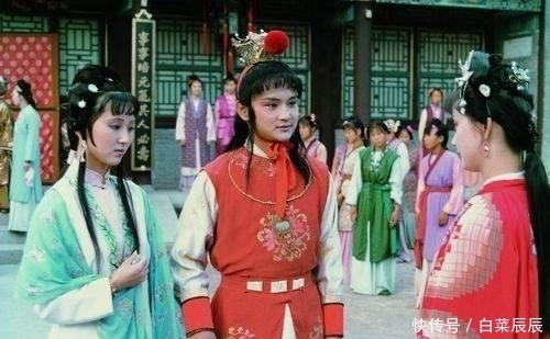 宫花|黛玉原本姓秦？她真正的身份碾压薛宝钗