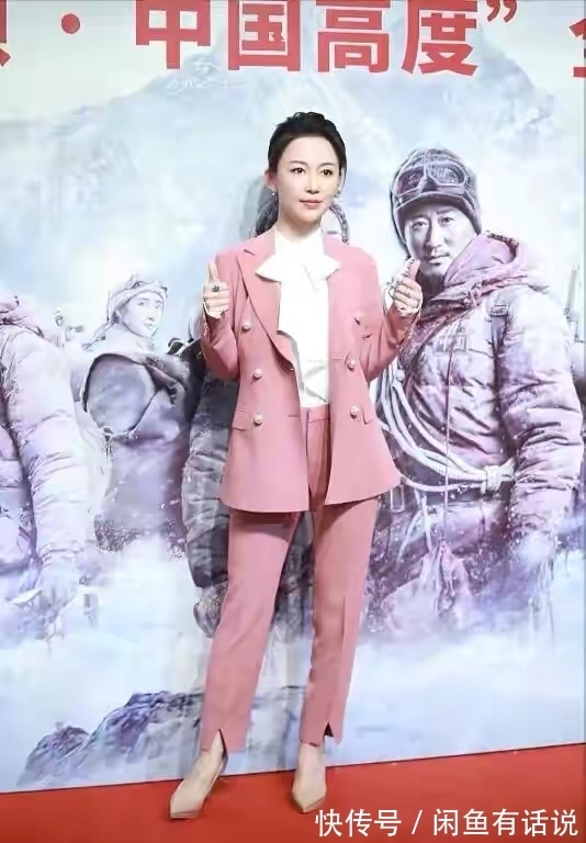 搭配|潘晓婷罕见走机场，穿粉T配瑜伽裤像小姑娘，39岁身材保持得真好