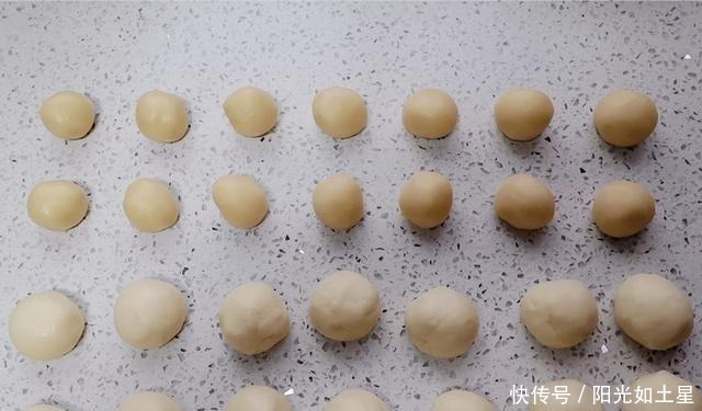 不用烤箱,一个平底锅就能做出,酥的掉渣的豆沙小酥饼!