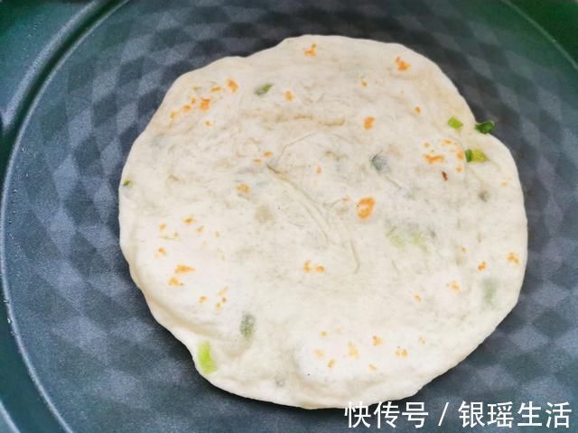 不粘锅|一家三口的晚餐，10张饼1盘菜，好吃接地气，老公抱怨没吃饱