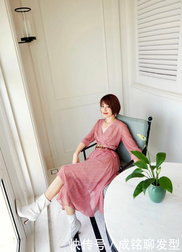 格纹|裙装才是“减龄神器”,45岁马伊琍穿裙装超美,时尚优雅又显气质