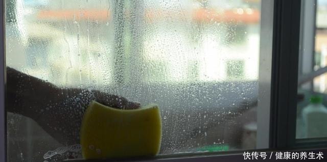 不管玻璃有多脏,试试这个小技巧,不用一滴水,干净透亮还不留灰!