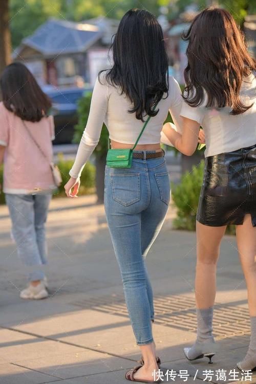 紧身牛仔裤 小姐姐穿紧身牛仔裤,展现圆润紧致曲线,魅力十足